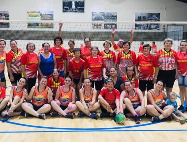 Atletas de Vôlei Gigante de Mercedes participam de jogo amistoso 